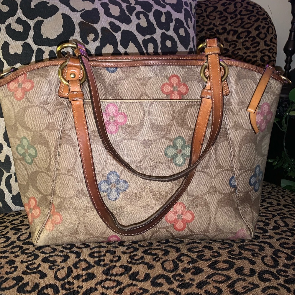 👛💜COACH Peyton Clover Purse💜👛 READ DESCRIPTION AND SEE PHOTOS AND VIDEO - Picture 4 of 15